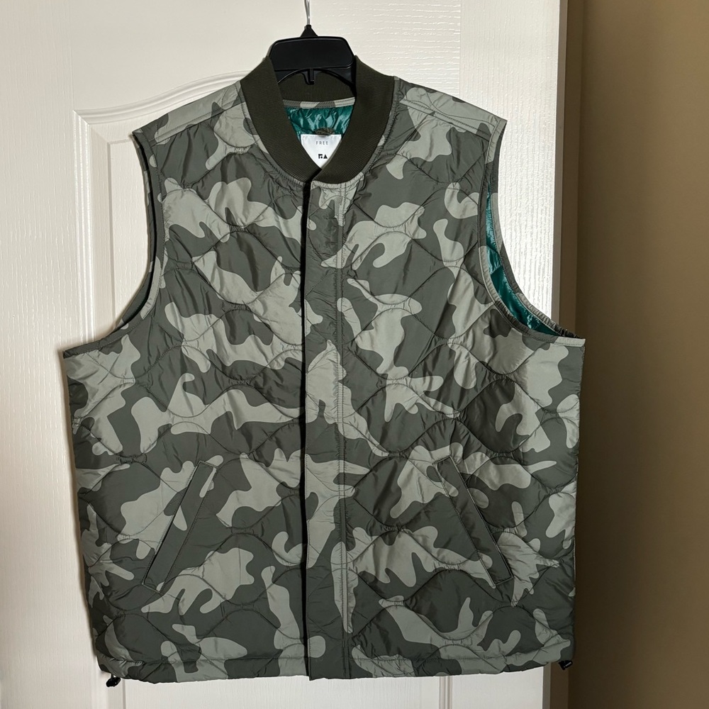 Free Assembly quilted camo vest, size XXL